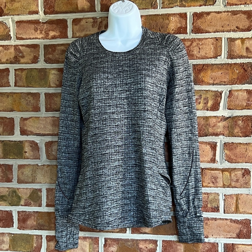 Lululemon Athletica heavy Black & White active Top w/ zip pocket. Size 6